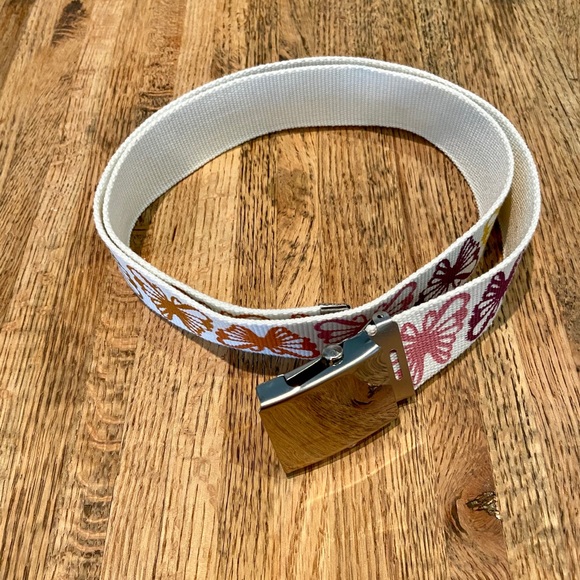Textured white belt with multicolor butterflies - Picture 3 of 7